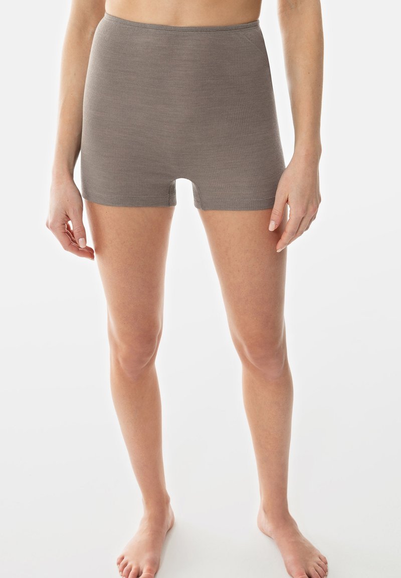 Graue, gerippte, hoch taillierte Shorts mit einer enganliegenden Passform, glatter Textur und ohne sichtbare Nähte, die bis zur Mitte des Oberschenkels oberhalb der Knie reichen.