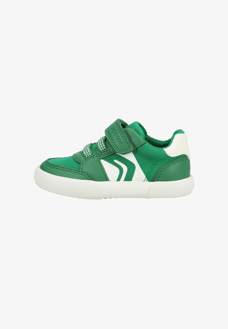 Basket chaussure d'enfant verte et blanche avec fermeture à scratch, lacets élastiques et semelle en caoutchouc blanche, vue de profil.