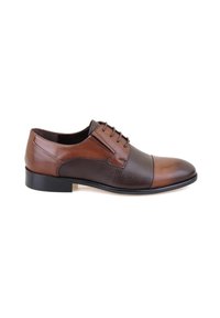 Braune Leder-Dressschuhe mit einer polierten braunen Kappe und einem strukturierten, dunkleren braunen Obermaterial. Besitzen eine Schnürung und einen niedrigen schwarzen Absatz.