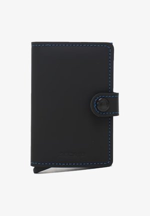 Portafoglio in pelle nera con cuciture blu, forma rettangolare e chiusura a scatto. Presenta un logo incassato discreto sul davanti.