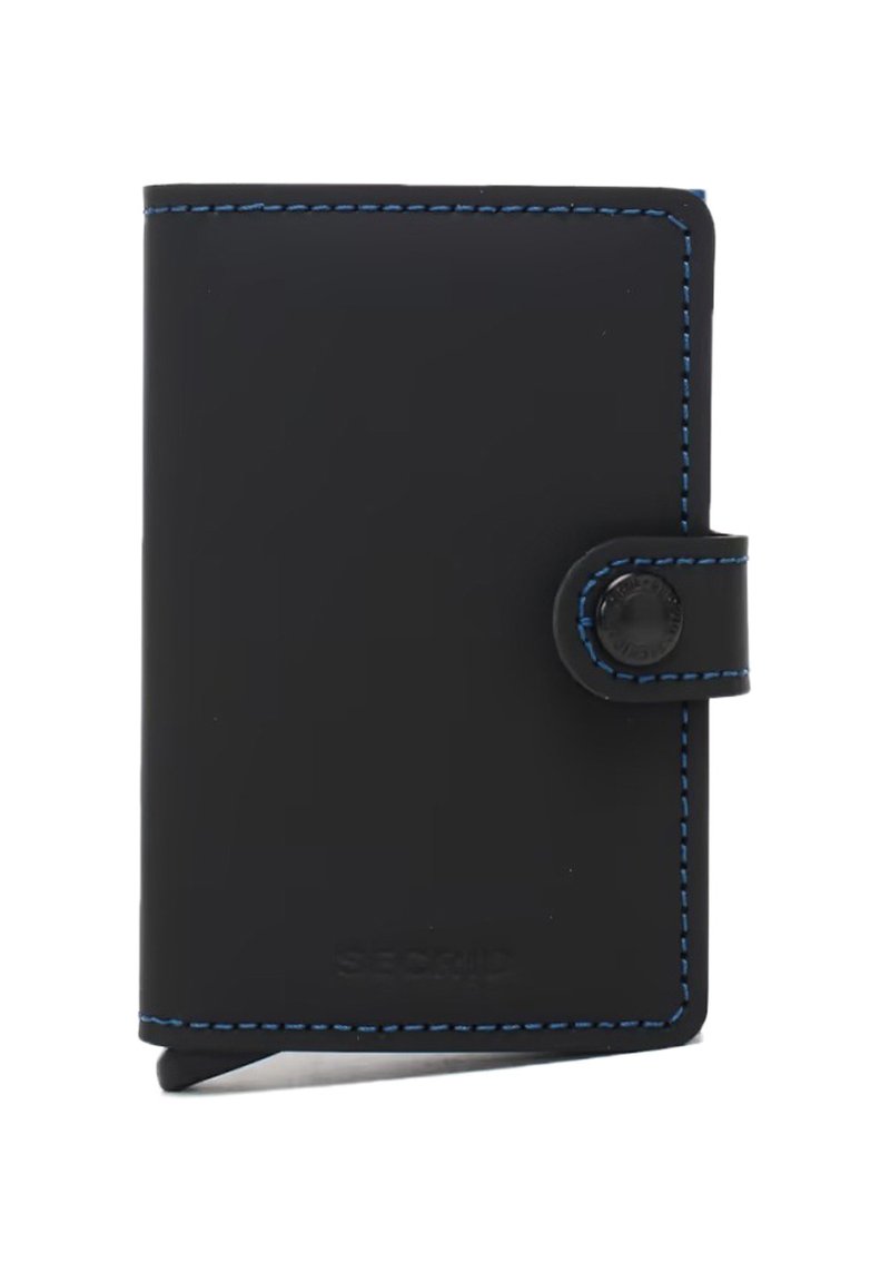 Portafoglio in pelle nera con cuciture blu, forma rettangolare e chiusura a scatto. Presenta un logo incassato discreto sul davanti.