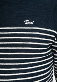 Sweat-shirt en maille bleu marine avec des rayures blanches horizontales. Présente le logo "Petrol" brodé en blanc sur la poitrine.