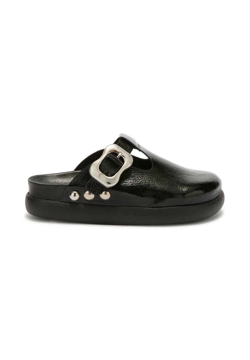 Mule neri in pelle, slip-on, con punta rotonda, dotati di una fibbia argentata, tre borchie decorative e una finitura texture. Suola nera.