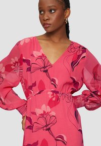 s.Oliver BLACK LABEL SMOK-DETAILS - Maxikleid - himbeere