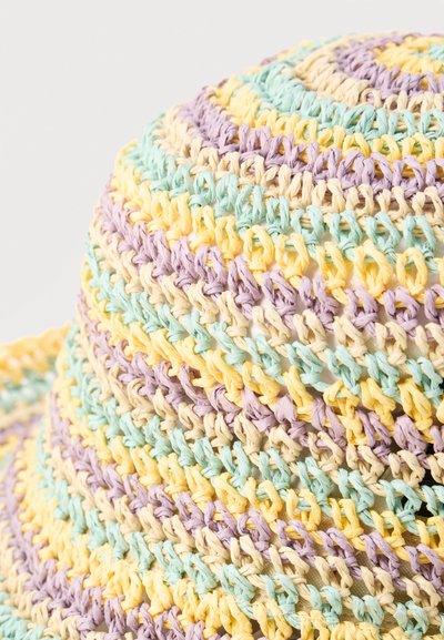 Πλεκτό καπέλο με φαρδύ γείσο σε παστέλ κίτρινο, λεβαντίνι, κρεμ και ανοιχτό μπλε ρίγες που σχηματίζουν υφή οριζόντιου μοτίβου.