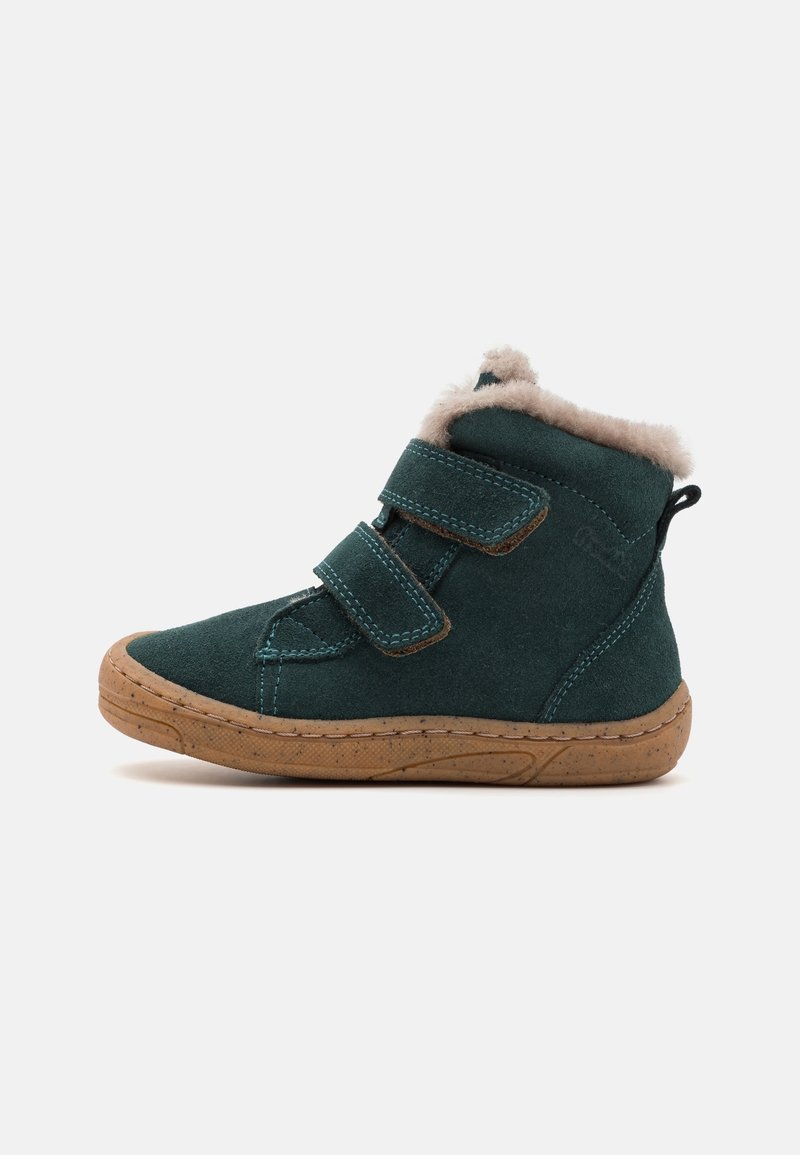Botte d’hiver en daim vert foncé pour enfants avec semelle en caoutchouc couleur sable, deux bandes Velcro et doublure en polaire beige autour de la cheville.