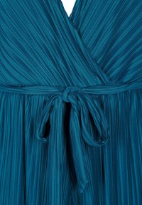 Türkise plissierte Kleid mit tiefem V-Ausschnitt, gebundenem Taillenbereich und fließender Textur. Verfügt über vertikale Falten und ein geknotetes Detail an der Taille.
