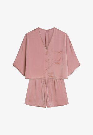 Różowy satynowy zestaw krótki z krótkim topem z dekoltem w serek, krótkim rękawem oraz kieszonką. Szorty mają wiązany pasek w talii.