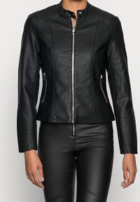 Svart läderjacka med hög krage, dragkedja, strukturerade axel- och ärmdetaljer samt två dragkedjefickor på sidorna.