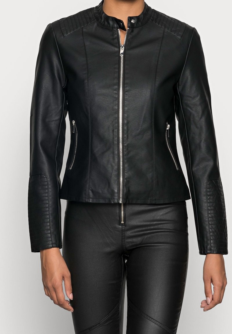Svart läderjacka med hög krage, dragkedja, strukturerade axel- och ärmdetaljer samt två dragkedjefickor på sidorna.