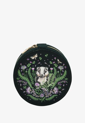 Okrugla, crna baršunasta kozmetička torbica s detaljnim vezom jazavca okruženog cvijećem i paprati u ljubičastim i zelenim nijansama. Zlatni patentni zatvarač.