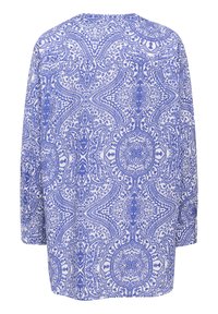 Luźna bluzka w niebiesko-białym kolorze. Posiada skomplikowane wzory paisley i kwiatowe. Wykonana z lekkiego materiału, ma luźny krój i rękawy 3/4.