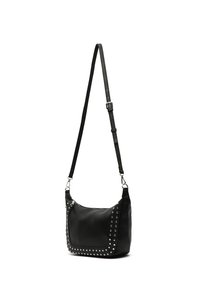 Sort læder crossbody-taske med sølvnitter langs kanterne og justerbar skulderrem med spænde, isoleret på hvid baggrund.