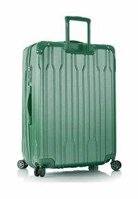 Valigia rigida verde con finitura testurizzata, caratterizzata da righe verticali, manico estensibile e quattro ruote piroettanti per una facile manovrabilità.