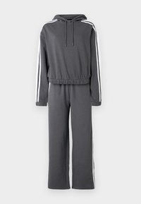 Γκρι φόρμα με κουκούλα, ελαστική μέση και λευκές ριγές στα πλαϊνά. Κατασκευασμένη από απαλό ύφασμα, με άνετη εφαρμογή και μακριά μανίκια.