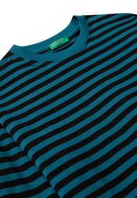 T恖ürkis und schwarze horizontal gestreifte Crewneck-Shirt mit einem grünen "United Colors of Benetton"-Etikett am Kragen.