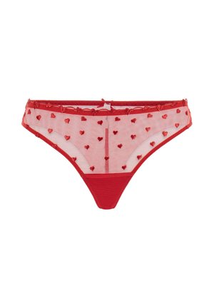 Rode doorschijnende damesondergoed met geborduurde kleine rode hartjes en effen rode stof bij het kruis, gepresenteerd tegen een witte achtergrond.