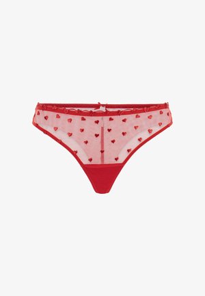 Rote transparente Damenunterwäsche mit gestickten kleinen roten Herzen und solidem rotem Stoff im Schrittbereich, präsentiert vor weißem Hintergrund.