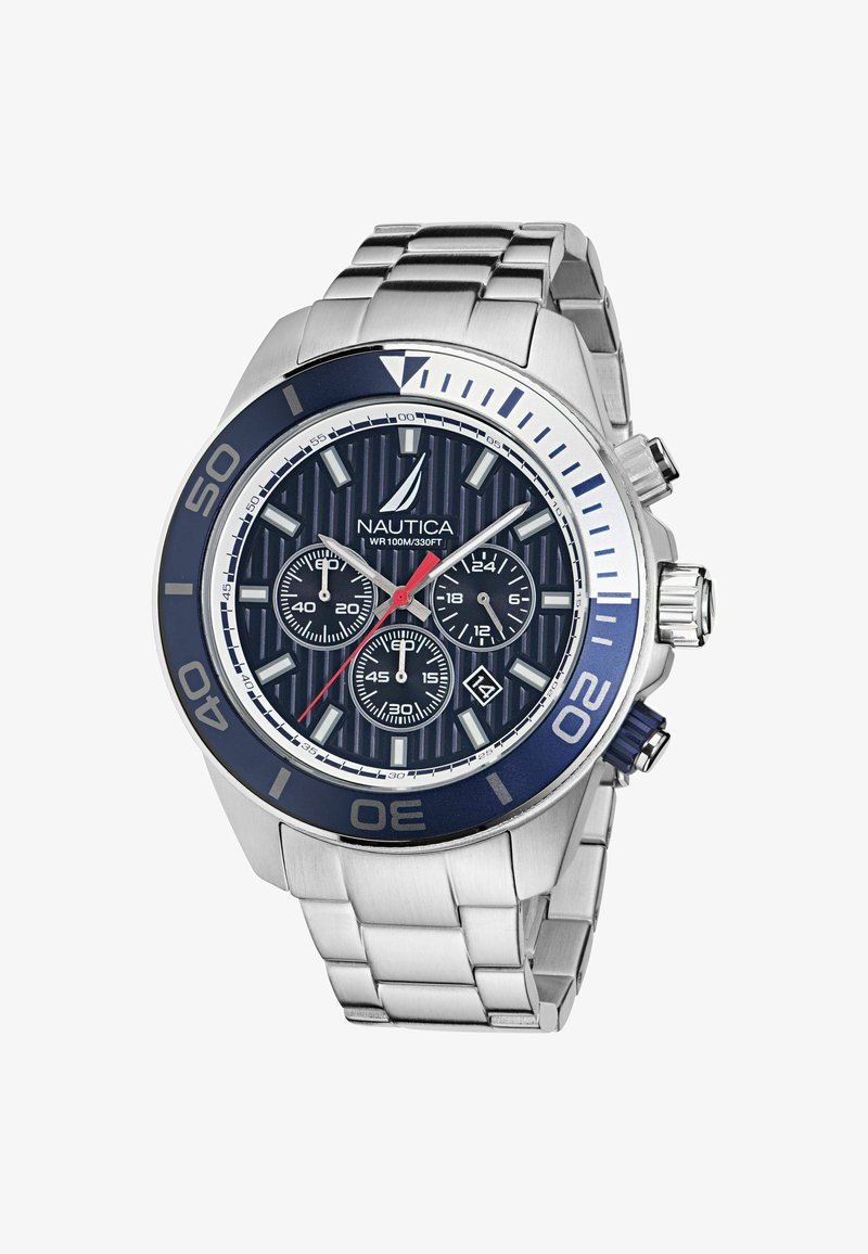 Roostevabast terasest kell, millel on sinine raam, triibuline tumesinine kelladial, hõbedased aktsendid, kolm kronograafi aladialt ning kuupäevanäidik kell 6 juures.