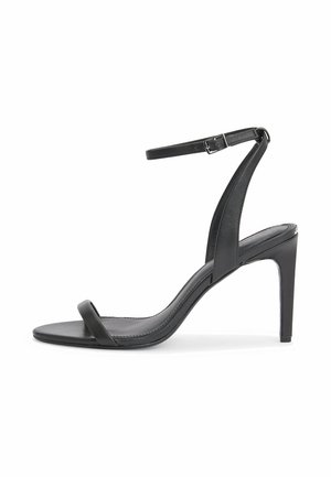Sort læder højhælet sandal med en slank rem over tæerne og en justerbar ankelrem. Glat tekstur og elegant design.