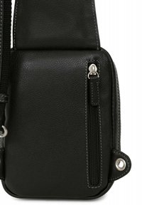 Borsa a tracolla in pelle nera con finitura texture, dotata di tasca con zip, hardware in argento e cuciture rinforzate lungo i bordi.