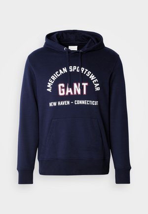 Hanorac bleumarin cu buzunar tip kengur, glugă cu șnur și text grafic alb care spune "American Sportswear GANT New Haven - Connecticut."