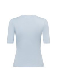 Lichtblauw fitted t-shirt met korte mouwen en een ronde hals. Gemaakt van gladde stof, met een subtiele logo aan de achterkant van de hals.