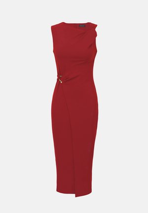 Vestito rosso senza maniche, lunghezza al ginocchio, con scollo asimmetrico e dettaglio di fermaglio dorato in vita, silhouette aderente.