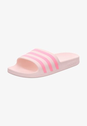 Sandale à enfiler rose clair avec trois rayures rose plus foncé sur le dessus et semelle texturée, design à bout ouvert.