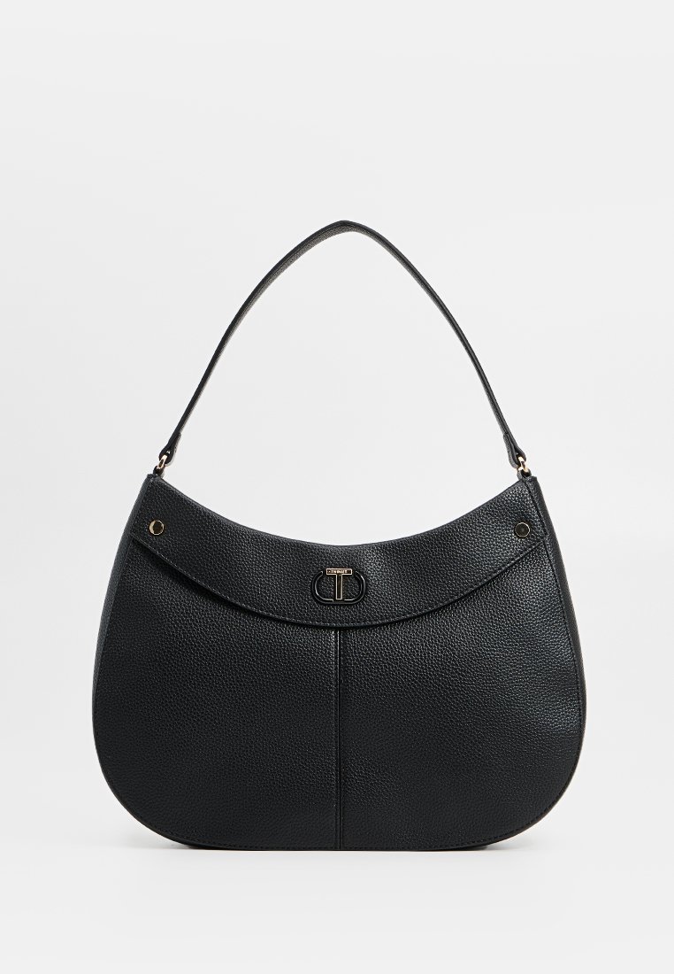 Bolso de mano de cuero negro con una forma curvada y estructurada, asas superiores, superficie texturizada y herrajes metálicos que presentan un acento de logo.