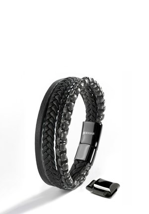 Schwarzes mehrsträngiges geflochtenes Armband mit einem polierten Magnetverschluss, graviert mit "SERASAR" und einem zusätzlichen Verschlussstück daneben.