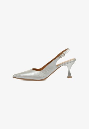 Zapato de tacón alto plateado tipo slingback con punta afilada, acabado metálico y un tacón esbelto. Presenta una correa ajustable y recortes en curva.