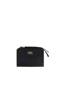 Cartera negra de nailon con un acabado texturizado, que presenta un logo dorado, cierre de cremallera y un pequeño tirador de cremallera. Forma rectangular compacta.