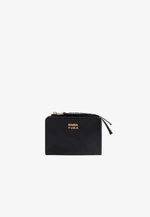 Cartera negra de nailon con un acabado texturizado, que presenta un logo dorado, cierre de cremallera y un pequeño tirador de cremallera. Forma rectangular compacta.