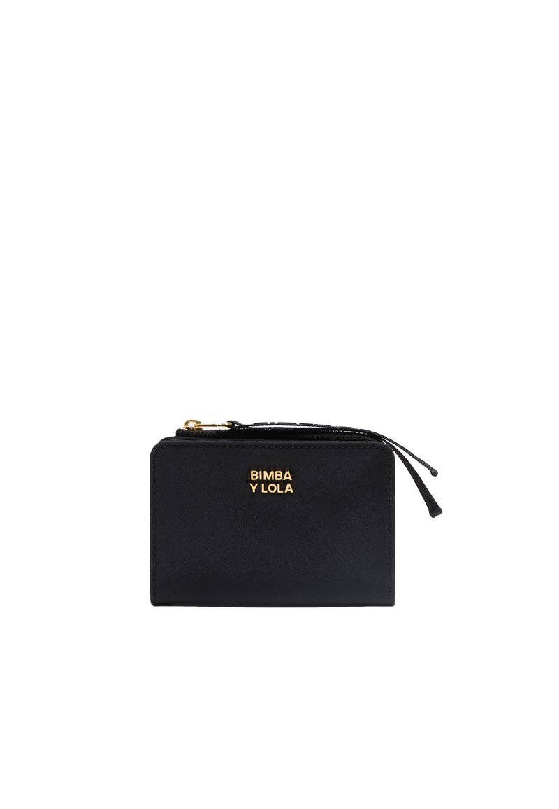 Cartera negra de nailon con un acabado texturizado, que presenta un logo dorado, cierre de cremallera y un pequeño tirador de cremallera. Forma rectangular compacta.