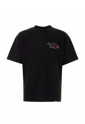T-shirt nera a maniche corte con piccolo testo bianco in corsivo e grafica di una rosa rossa sull'area sinistra del petto.