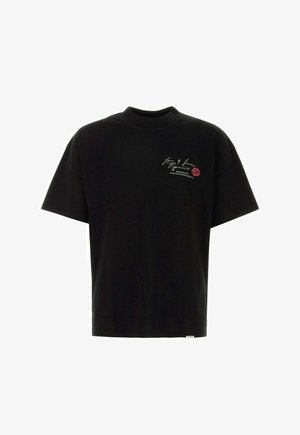 T-shirt nera a maniche corte con piccolo testo bianco in corsivo e grafica di una rosa rossa sull'area sinistra del petto.