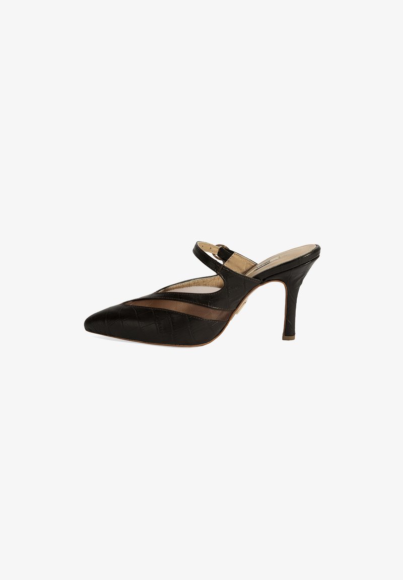 Schwarzer, spitz zulaufender High Heel mit einem strukturierten Lederobermaterial und einem braunen Riemen über dem Mittelfuß. Verfügt über eine offene Rückseite und einen schmalen Stilettostöckel.