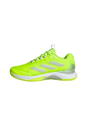 Neongrüner Sportschuh mit weißer Sohle, drei grauen Streifen an der Seite, Schnürverschluss und gepolstertem Kragen für Unterstützung.