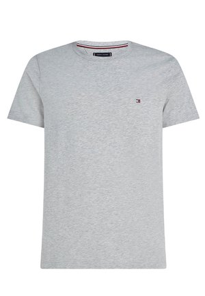 Jasnoszara koszulka z krótkim rękawem i okrągłym dekoltem, z małym logo Tommy Hilfiger po lewej stronie klatki piersiowej oraz detalami na kołnierzyku z marką.