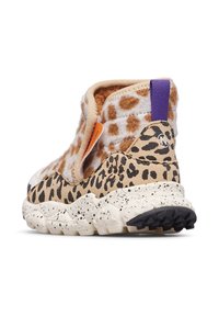 Kotníčková bota s leopardím vzorem, hnědým a béžovým svrchním materiálem, fialovým poutkem na patě a texturovanou gumovou podrážkou s černými vzory.