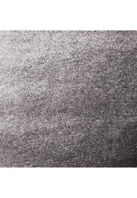 Metallinhohtoinen harmaa pinta, jossa on teksturoitu viimeistely, hienovaraisella vaaleasta tummaan siirtyvällä liukuvärillä ja kimaltavalla, glitterimäisellä ilmeellä.