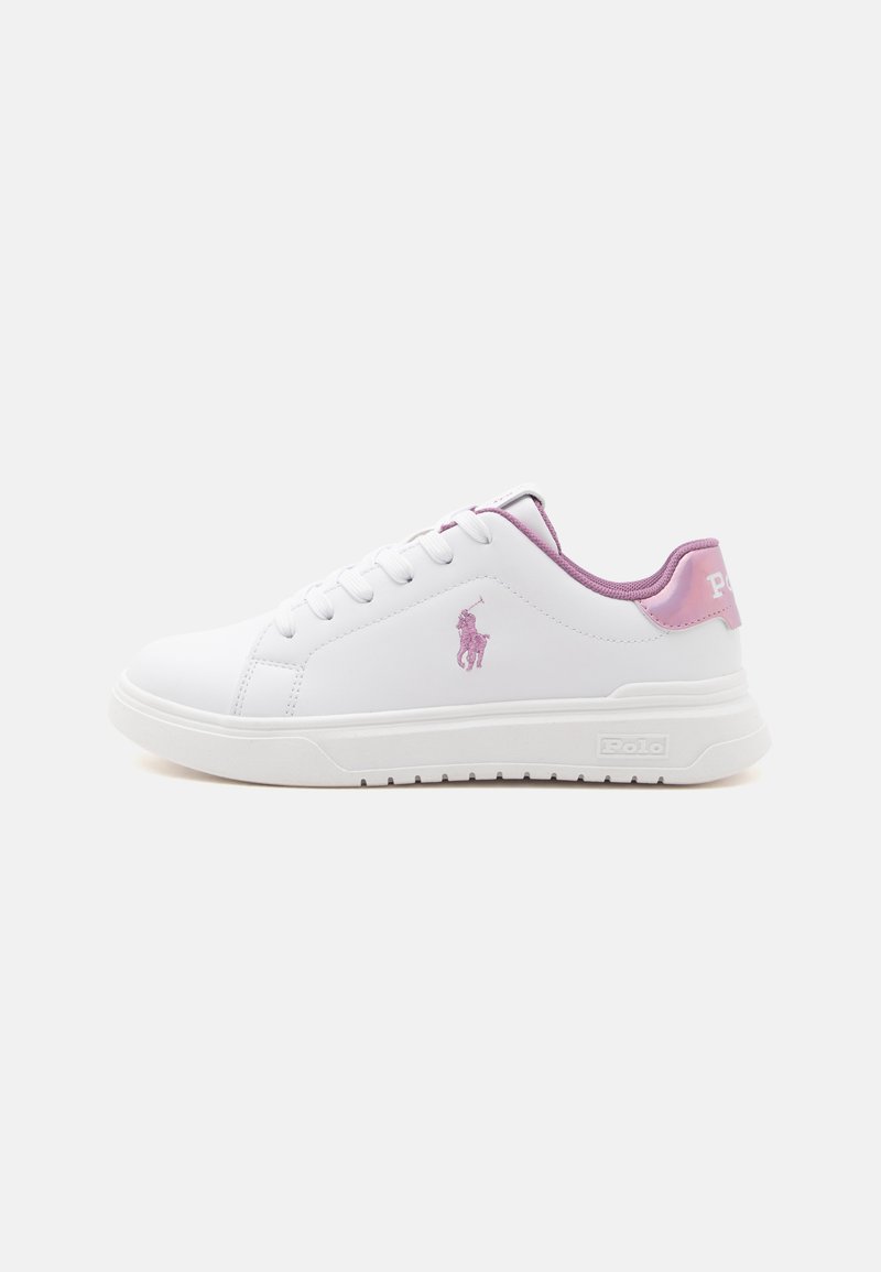Άσπρο sneaker χαμηλού τύπου με ροζ εσωτερική επένδυση, ροζ λογότυπο Polo στο πλάι, λευκά κορδόνια και παχιά λευκή σόλα με σήμανση Polo.