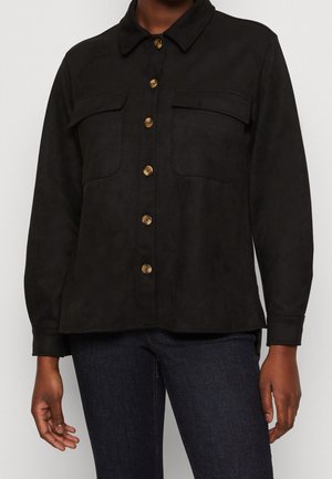 Veste en daim noir avec col, deux poches poitrine et fermetures à boutons dorés, à manches longues et à ourlet droit.