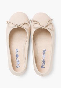 Ballerines en toile beige avec des orteils ronds, un nœud à l'avant et une doublure intérieure douce portant le nom de la marque "Pisamonas."
