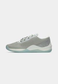 Jasnoszary but sportowy z siateczkową cholewką, białymi sznurówkami i teksturowaną podeszwą. Charakteryzuje się stłumionym logo po boku i zaokrąglonym designem obcasa.