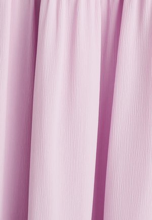 Heled roosa kangas, millel on tekstuuriga ribakujuline muster, langeb pehmete voltidena, luues vertikaalseid jooni. Pole nähtavaid kinnitusi ega lisadetaile.