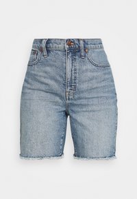 Blå denimshorts med hög midja, fransad fåll, fem fickor och koppardetaljer vid midjan. Klassisk avslappnad design.