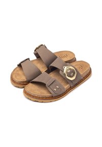 Braune Wildleder-Slides mit zwei breiten Riemen, ausgestattet mit einer runden goldenen Schnalle und kleinen Nieten. Korkfußbett und strukturierte Gummisohle.
