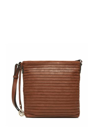 Bolso bandolera de cuero marrón con rayas horizontales texturizadas, correa ajustable y pequeño charm redondo dorado sobre fondo blanco.